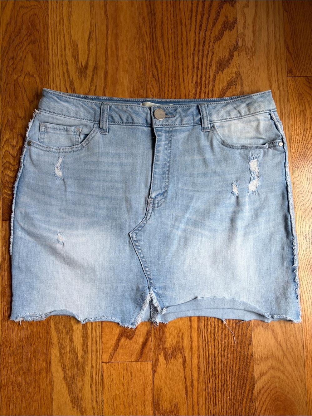 Rewind Light Blue Distressed Denim Mini Skirt. Size: 13/31W